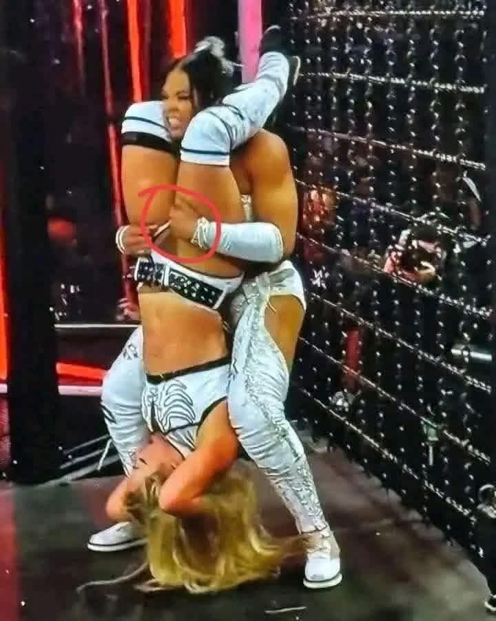 WWE SHOCKING: Bianca Belair from WWE after she crossed the line, causing a rising female star to have a wardrobe malfunction